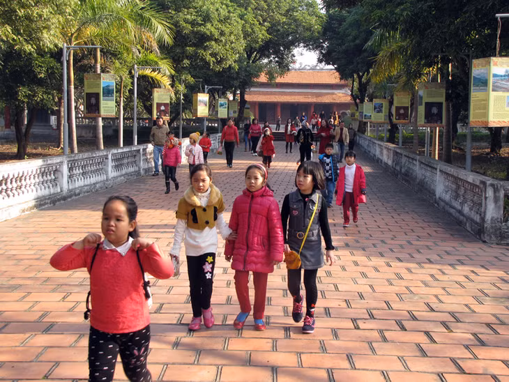 安生祠供奉陈朝8位皇帝，是东潮市大多数学生前来学习、了解历史的遗迹。