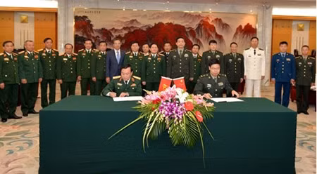 《越南国防战略院和中国军事科学院合作备忘录》的草签仪式。（图片来源：人民军队报）