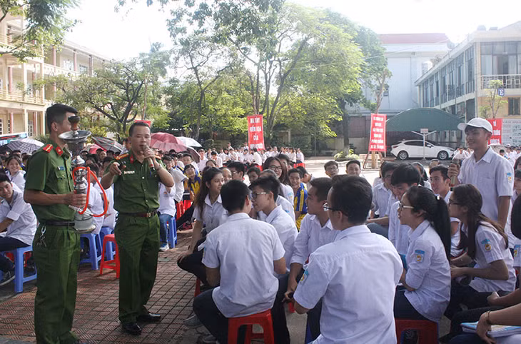 毒品罪犯侦察组副组长向学生们就毒品认识以及禁毒、防毒相关问题进行宣传。