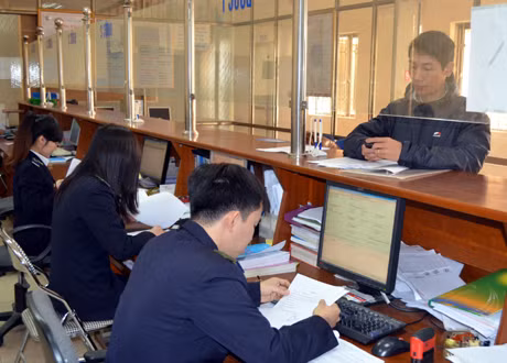 在盖麟口岸海关分局办手续