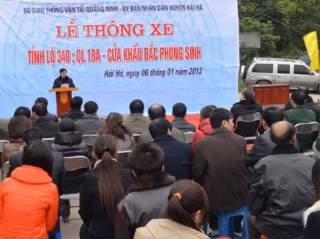 Đông đảo đại biểu và người dân trong huyện đã đến dự lễ thông xe.代表们和广大民众参加通车仪式。