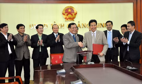 省人委会领导和投资商联营公司代表签署了合作备忘录。