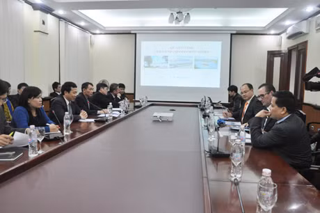 省人委会副主席阮文成与澳大利亚投资商代表团举行工作会议。