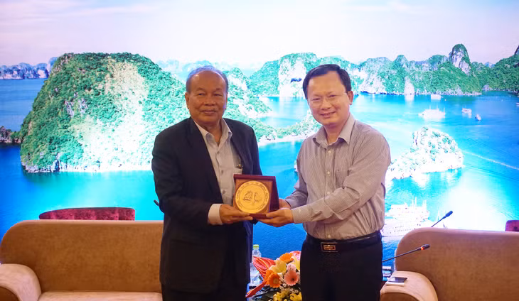 广宁省人委会副主席高祥辉给柬埔寨礼仪与宗教部大臣亨柴赠送礼物。