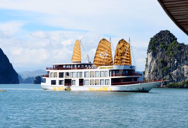 不少旅游船像一个海上漂浮的高级酒店。