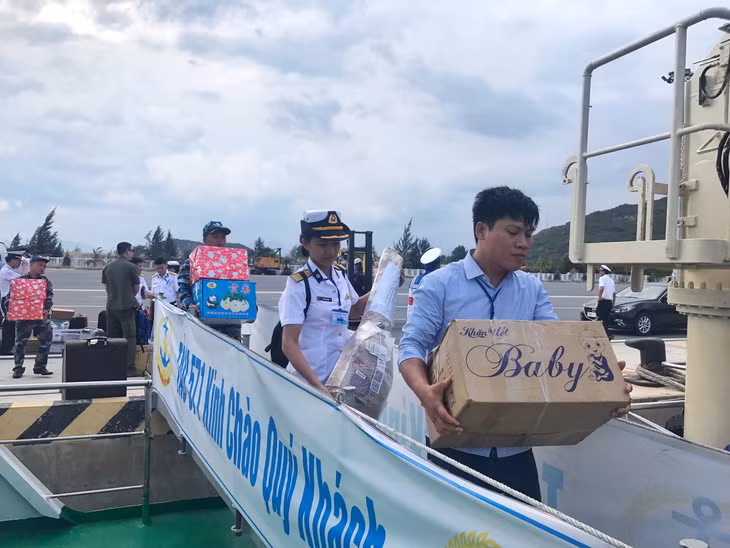 把货品送到长沙群岛官兵们和居民。
