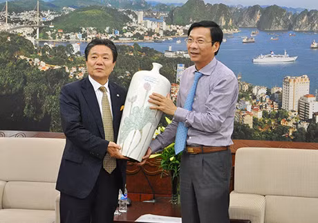 我省人民委员会主席阮文读向Masamitsu Miyashita先生赠送纪念品。