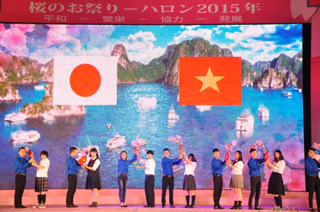 日本东北部地区（4年前遭受地震和海啸双重袭击之地）的12个学生向广宁省赠送樱花树。