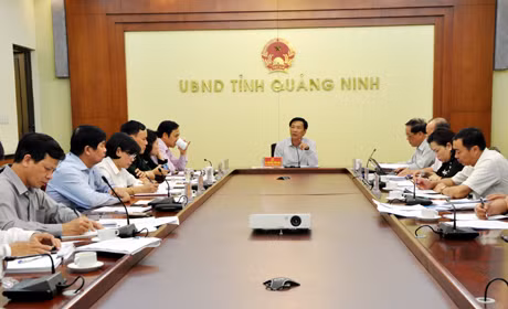 我省省委书记、省人民委员会主席阮文读主持工作会议。