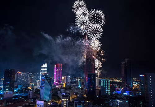 璀璨烟花秀胡志明市。