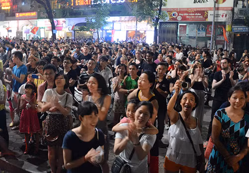 胡志明市人民群众观赏绚烂的烟花。