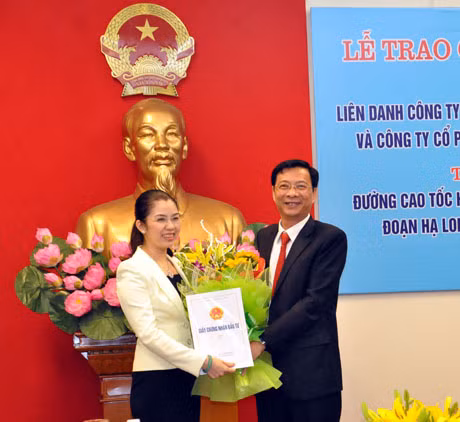 我省省委书记阮文读向投资商赠送鲜花表示祝贺。