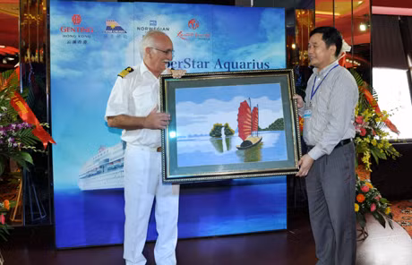 文化体育旅游厅领导向SuperStar Aquarius邮轮船长赠送纪念品。