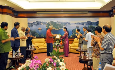 斯里兰卡国会主席Chamal Rajapaksa先生向广宁省代表赠送纪念品。