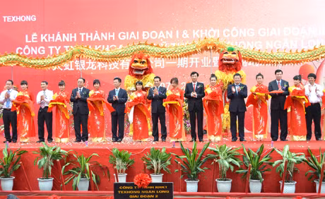 我省领导和代表们参加一期工程剪彩仪式和二期工程动工典礼。