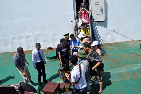 游客下船参观下龙市