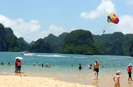 游客在下龙湾迪独岛参观、游玩。