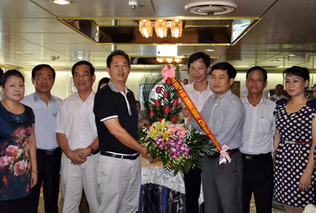 文化体育与旅游厅副厅长郑登青向游客和船员赠送鲜花表示欢迎。