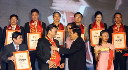 张晋创主席给企业代表颁发2016年越南优质产品证书。（图片来源：越通社）