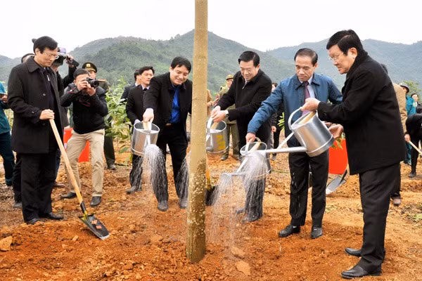 张晋创主席出席2016丙申年“世代铭记胡伯伯之恩”植树节启动仪式。