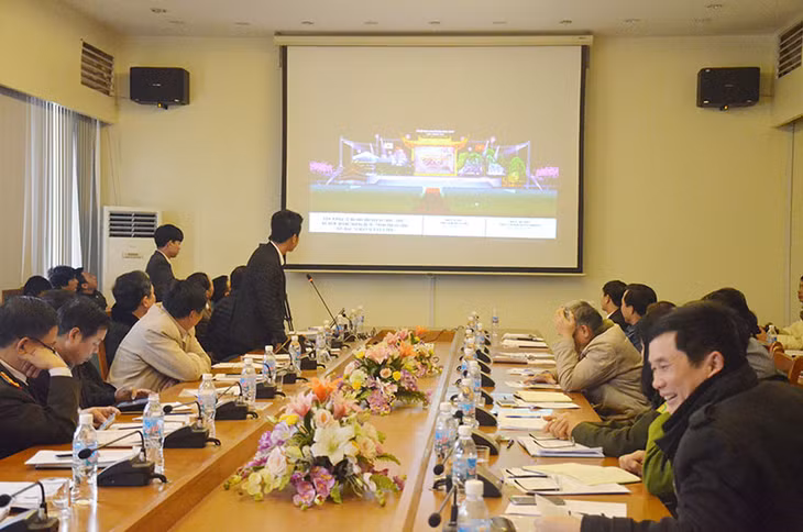 下龙市领导就2016下龙樱花节筹备工作向会议进行报告。