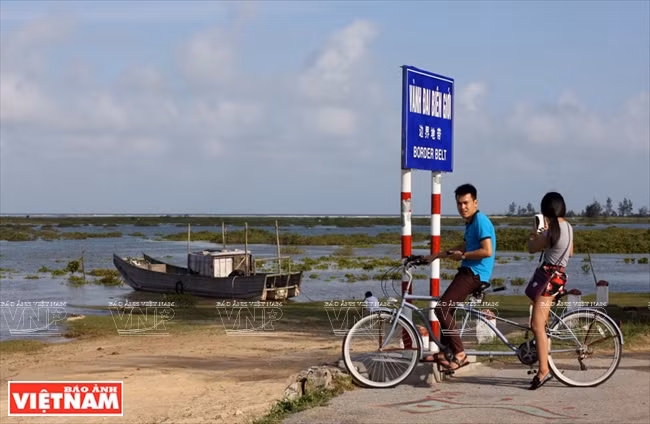 游客蹬双骑自行车游览。