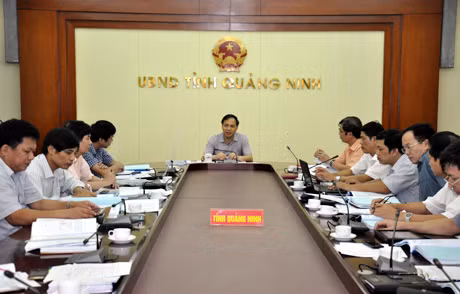 省人委会副主席、省科技委员会主席邓辉厚主持了会议。