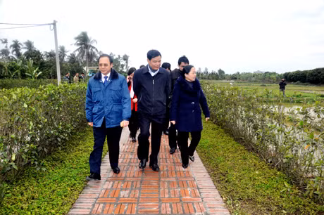 党中央委员、中央经济委员会副主任阮春强参观东潮县农村体验旅游景点。