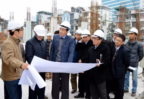 我省省委副书记、省人民委员会主席阮文读视察下龙Vincom Center贸易中心项目建设进度。