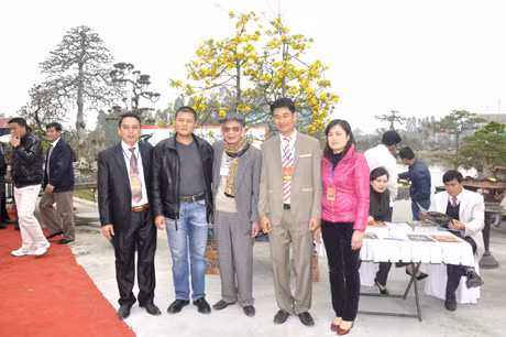 Cây mai vàng Yên Tử của Quảng Ninh được nhiều đại biểu, nghệ nhân thưởng lãm, chụp ảnh lưu niệm.