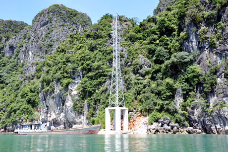 đóng điện thử ra đảo Cô Tô trước ngày 15-10-2013.