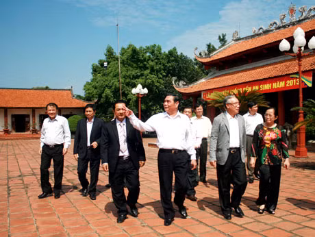  越共中央政治局委员、中央书记处常务书记黎鸿英访问东朝县的安生祠。