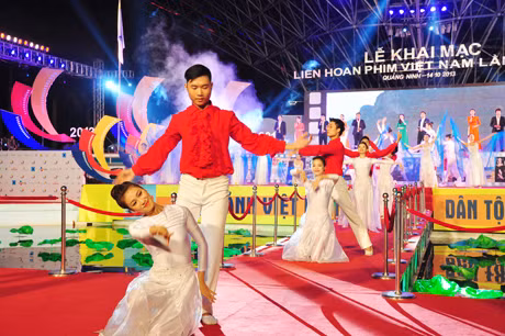 Đêm khai mạc liên hoan phim Việt Nam lần thứ 18 diễn ra với nhiều tiết mục nghệ thuật đặc sắc.