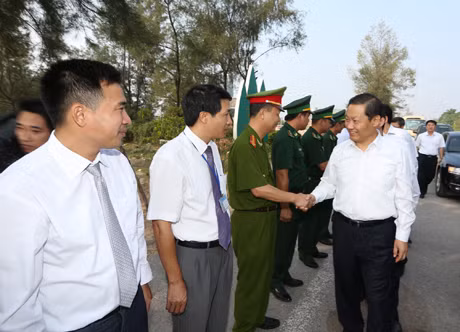 中国广西壮族自治区党委代表团访问芒街市茶古区的砂尾。
