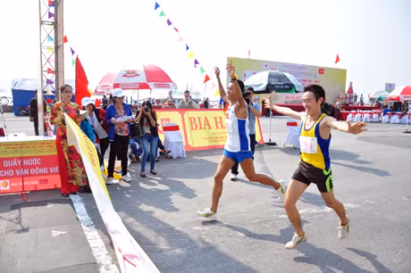 Quyết liệt bám đuổi đến tận vạch đích.