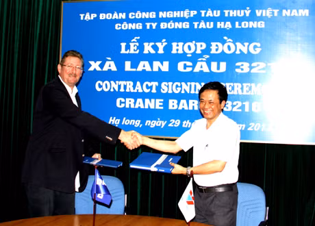 Damen Shipyards Gorinchem集团和下龙造船公司领导签署了3216起重驳船造船合同。