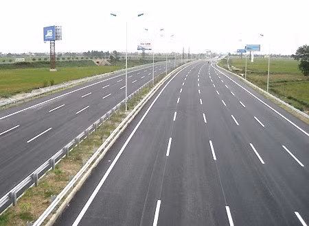 内排—老街高速公路（图片来源：越南人民报）