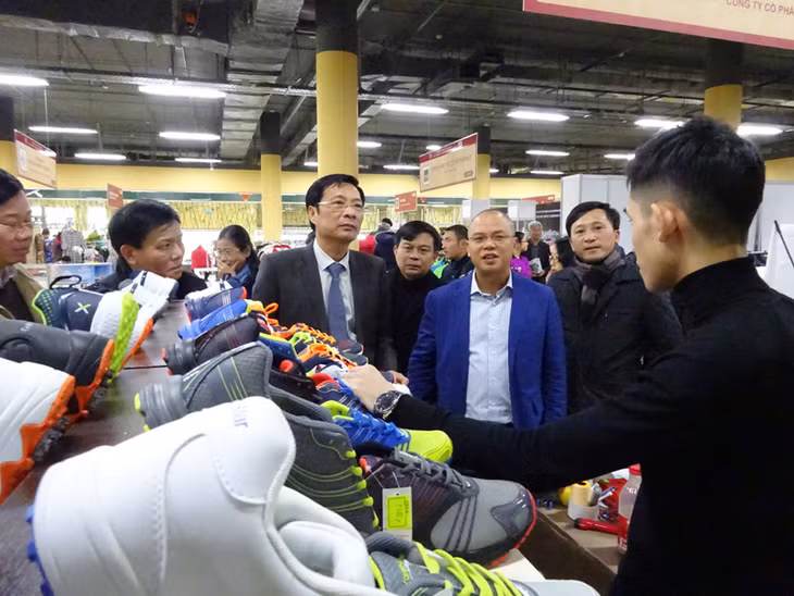 我省工作代表团参观在莫斯科的2015越南高质产品展销会。