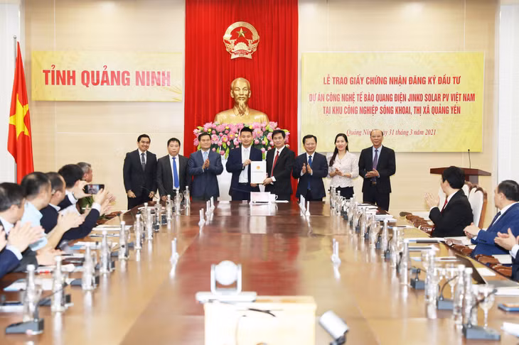 广宁省人委会主席阮文翔向由香港太阳能Jinko责任有限公司颁发投资证书。