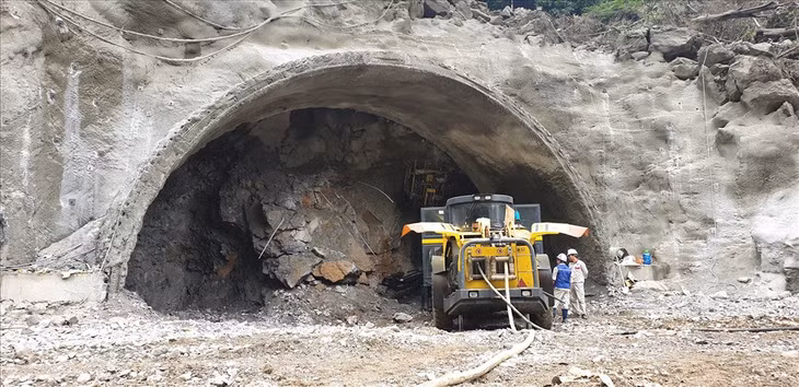 承包商抢抓工期，加快穿山体隧道工程的进度。图片来源/laodong.vn