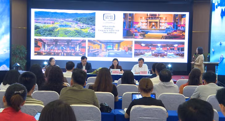 旅游企业在新闻发布会介绍旅游推广计划 。