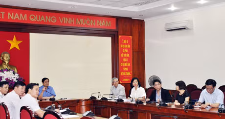 我省省委书记范明正主持会议。