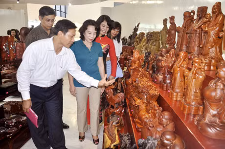 Các đại biểu tham quan Triển lãm tại không gian trưng bày các sản phẩm thủ công mỹ nghệ truyền thống 
