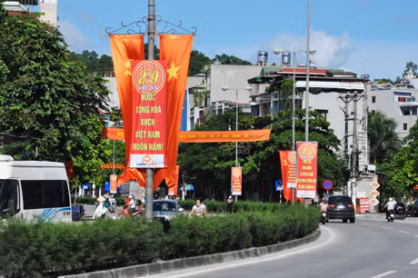 Đường phố được trang hoàng lộng lẫy.