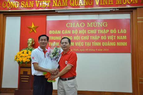 我省红十字会会长武红海向老挝红十字会代表团赠送鲜花表示欢迎。
