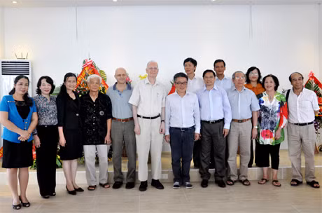 数学高级研究院代表与贵宾合影留念。