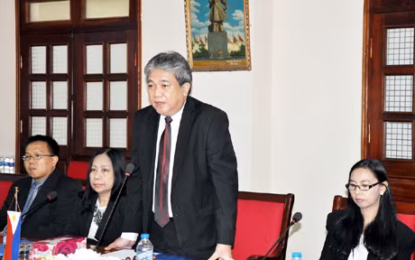 菲律宾监察总署副总监察长MelchorArthur Carandang在座谈会上发表讲话。（图片来源：广宁报）