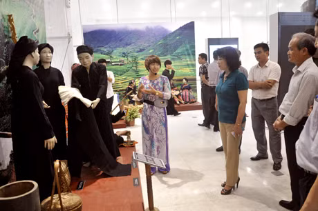 Các đại biểu tham quan Triển lãm tại không gian trưng bày các sản phẩm thủ công mỹ nghệ truyền thống (0528) và tại không gian trưng bày về văn hoá các dân tộc Việt Nam 
