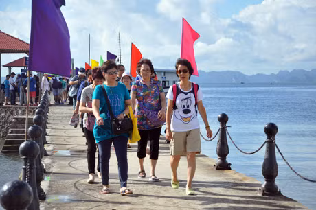游客参观下龙湾（图：广宁报）
