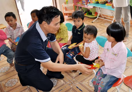 广宁报总编辑阮进孟送给横浦县奇上幼儿园的儿童糖果和礼物。